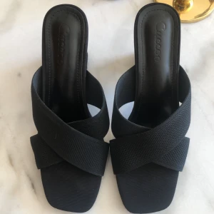 Svarta klackskor  - Passar för dig som har storlek 38. Rekommenderar en storlek större så passar de perfekt! 