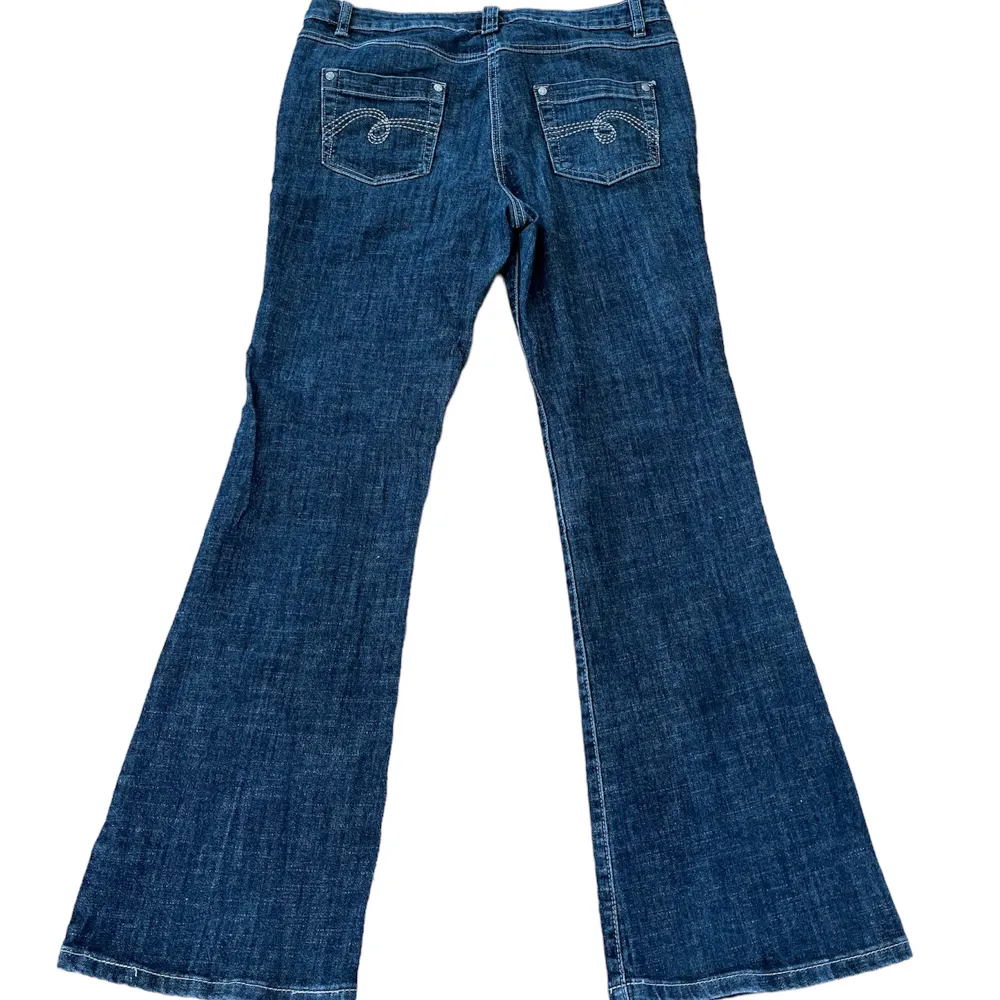 Skit snygga low/midrise vintage bootcut jeans🥰🥰står ej storlek i men skulle säga S/M! . Jeans & Byxor.