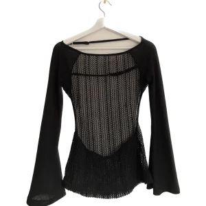 stickad topp med öppenrygg  - Supersnygg stickad topp med öppen rygg i storlek S. Använd 1 gång, bra skick. 