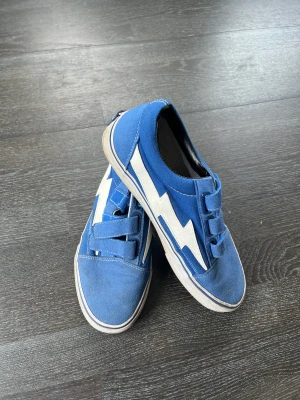 Revenge X Storm skor - Hej, säljer nu mina Revenge X storm skor i bra skick.  Nypris 1500kr Strl. 43