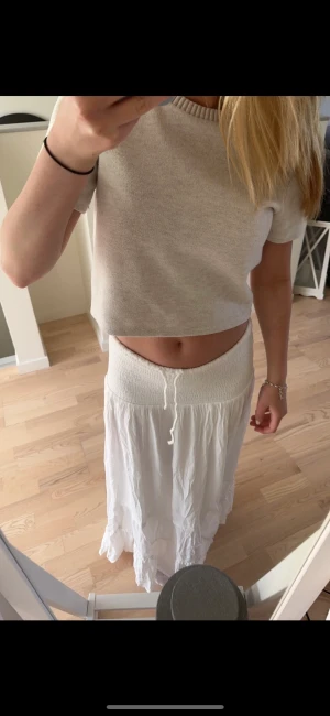 Låmgkjol  - Vit Långkjol köpt i Italien förra sommaren. Säljer på grund av att jag har många liknande. Aldrig använd. Passar mig som är 165.  700+frakt! Nypris 1200.