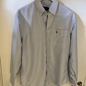 Somrig Ralph Lauren Skjorta - Snygg randig somrig ralph lauren skjorta utan några flaws eller liknande. Storlek Medium.