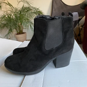 Boots med klack - Mockaboots med klack i strlk 39 från Duffy. Bra skick, inte använda mycket. Skriv för fler bilder