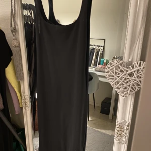 KLÄNNING FRÅN ZARA - Snygg och stilren klänning från ZARA. Använd ca 1-2 gånger som max alltså är den i fint skick. Strl S/M 💛