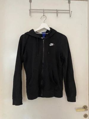 Hoodie - Hoodie från Nike m dragkedja strlk XS. I något använt skick, men inget direkt att anmärka på
