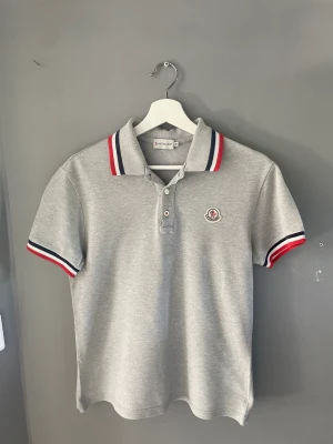 Moncler pike - Hej säljer en moncler pike i mycket bra skick inga fläckar osv äkta passar mig perfekt som är runt 175 ba att höras av vid intresse 