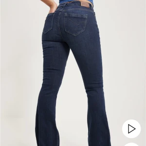 only bootcut jeans - säljer dom här jeansen pågrund av att jag inte tycker dom sitter så bra på mig,använt dom en gång . Dom är mörkblåa och är i storlek M/30.