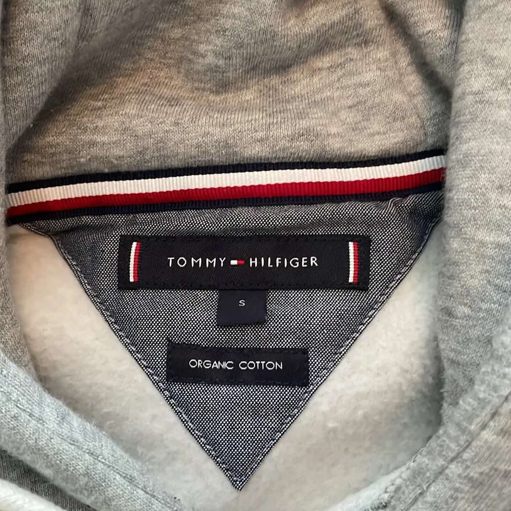 Tommy Hilfiger hoodie  organic cotton  Köptes för 1200, har använts 2 gånger, . Hoodies.