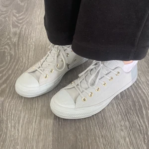 Converse skor - Säljer mina snygga stilrena Convers låga i grått, Kommer inte till användning och är i super skick, De är i storlek 37,5 men passar men som vanligtvis har 38-39 i storlek, hör av er vid frågor och pris går att diskutera🫶🏻