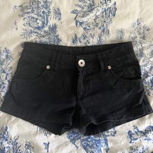 Svarta shorts från märket &now. Fickor med knappar där bak 🖤 