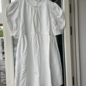 Vit klänning - Aldrig använd, så i väldigt bra skick. Säljes på grund av att den blivit för liten