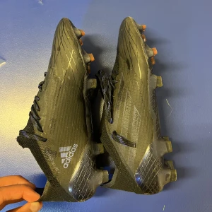 Fotbollsskor  - Adidas X storlek 41, jätte fräscha använd få tal gånger  ny pris ca 2400, cond 8/10