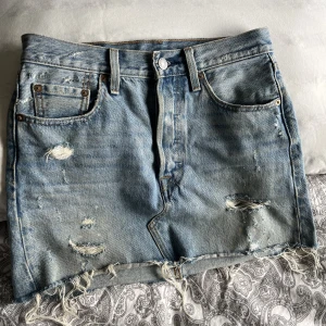 Levis Denimskirt W25 - Miniskirt i denim från Levis! Stl W 25 (motsvarar ca XS-S). Köparen står för frakten✨🌸🤍