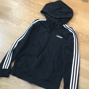 Hoodie - Hoodie från adidas, bra skick.
