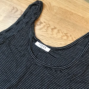 Randig klänning - Randig klänning från Pieces, väldigt skönt material.