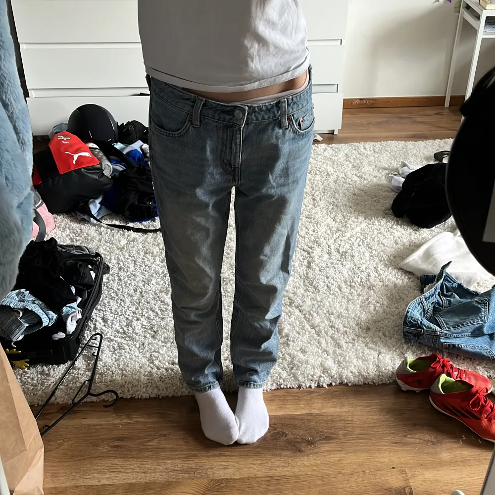 Detta är ett par ljusblåa weekday jeans som jag har köpt på en secondhandbutik men dem är förstora i midjan (storleken är W26 L28. Jeans & Byxor.