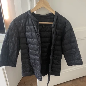 Jacka - En jättesnygg höstjacka som är korta i armarna. Jackan är köpt från Plick inan! Skriv för fler bilder