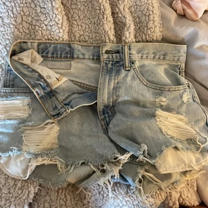 Jeansshorts  - Superfina levisshorts som inte används längre då jag gillar andra mer! De är medelhöga i midjan❤️