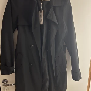 Trenchcoat - Trenchcoat från VILA som är oanvänd med prislapp kvar