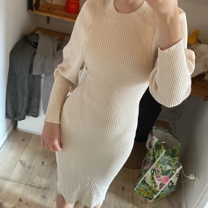 Stickad klänning - Stickad beige midi klänning. Använd 1 gång, säljer då det inte riktigt är min stil. Ordinariepris 499kr. Passar mig som är S. 