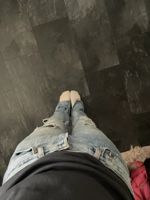 Levis jeans - Ljusa levis jeans med hål💞