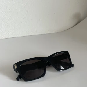 YSL solglasögon  - Solgalsögon från Yves Saint Laurent. Använda ett par gånger. Köpta för 2500 på synsam.