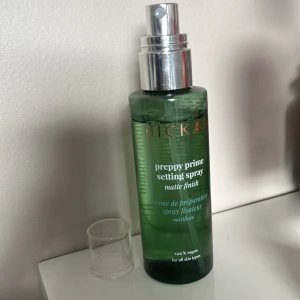 Hickap settingspray  - Säljer mitt settingspray ifrån hickap då det bara står! Använd väldigt lite så 90% kvar i 🌸