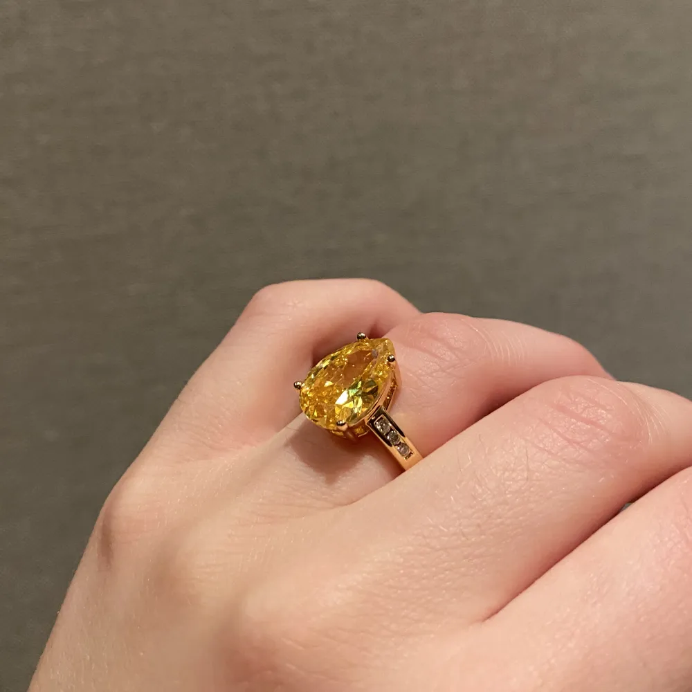 Superfin ring från Ur & penn, stor gul sten och mindre stenar på en guldpläterad ring 💛 nypris ca 400. Mitt pris 70kr💗 aldrig använd. Accessoarer.