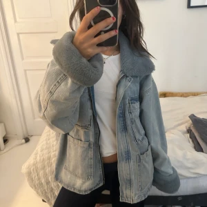 Jeans jacka  - En super härligt jeansjacka från boohoo!! Passar våren men även hösten i och med Fluffet, storlek 40 men inte jätte översized för mig som vanligtvis är en 34-36💕💕