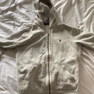 Polo Ralph Lauren Zip - Zip hoodie från Polo Ralph Lauren, storlek S, skick 8/10 väldigt sparsamt använd. Priset går att diskutera vid snabb affär. Skriv frågor!
