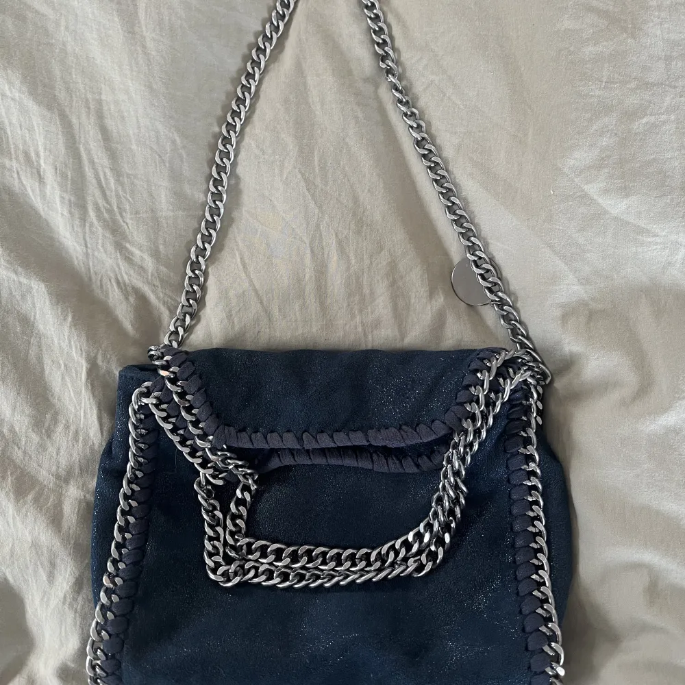SÅLD‼️ Säljer nu min mörkblåa Stella McCartney liknande handväska! Den är perfekt i storlek enligt mig, man får liksom plats med allt som behövs och lite till! Den är använd men fortfarande i superfint skick!. Väskor.