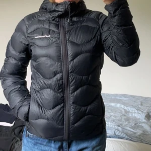Peak performance jacka  - Säljer min peak jacka pga att den inte kommer till användning längre , fint skick , har satt en svart tejpbit (se sista bilden) för att det kom ut en fjäder där , men den tänker man ej på i verkligheten, går även att ta bort 
