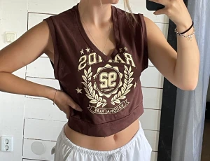 Väst  - Väst ifrån New Yorker med snyggt tryck på framsidan  Aldrig använd, nyskick 