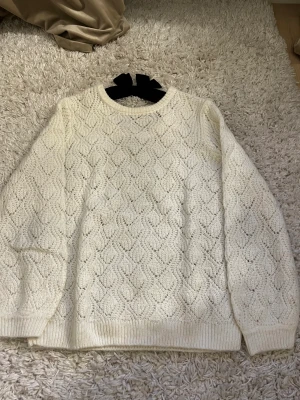 Jättesöt stickad tröja - En krämvit stickadtröja som ger lite Blair Waldorf stil. Den är helt ny aldrig använd och köpt p Lindex för 388kr. Passar alla med storlek xxs-s. Kontakta för fler bilder. Den svarta rosetten sitter fast på tröjan och sitter i nacken❤️