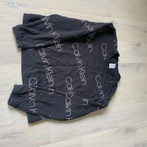 Calvin Klein tröja  - Använt tröjan någon enstaka gång men gillar inte hur den sitter på mig, hittas ingenstans längre men den köptes för 799
