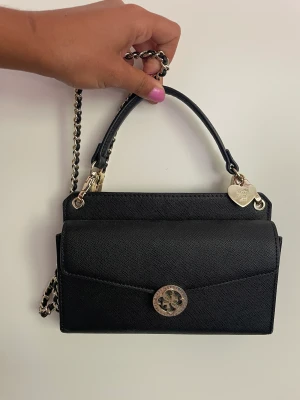 Guess väska  - Jätte fin guess väska köpt i guess butik i Stockholm Som ny knappt använd nypris 1400kr avtagbar kedja 