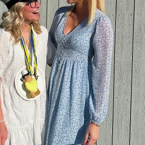 Sommar klänning  - Säljer min fina klänning. Super skön i materialet och modellen är så fin på. En luftig klänning men knappar hela vägen. Klänningen är lång och går till nedre delen av vaden.  Använd en gång. 