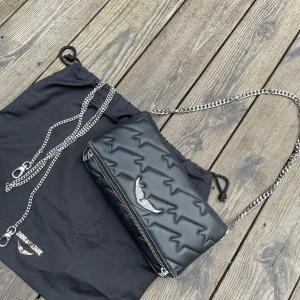 försäljning av Zadig väska  - Säljer nu min älskade Zadig väska då den inte kommer till användning längre💕Den har lite ”repor” (se på sista bilden) men överlag är den i super fint skick.  Nypriset 3800kr 
