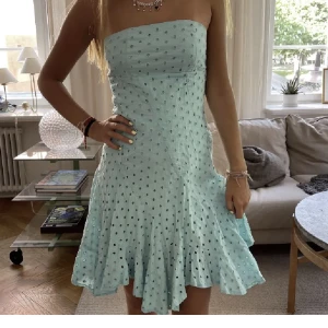 Klänning  - ljusblå/turkos klänning med broderier