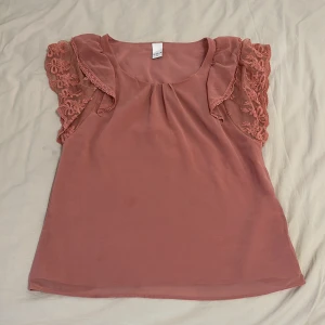 Rosa blus  - Rosa blus som inte passar mig så bra. Har använt innan men är ändå i bra skick. 