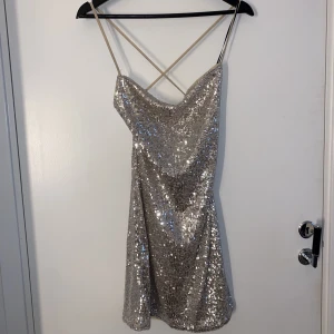 Paljettklänning - Fin paljettklänning ifrån H&M som jag aldrig använt.