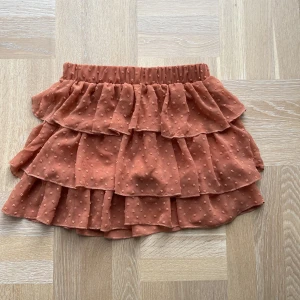 Mini kjol  - Supersöt mini-kjol❤️Lite väl kort för mig därför jag säljer! Använd en gång dvs nyskick! 