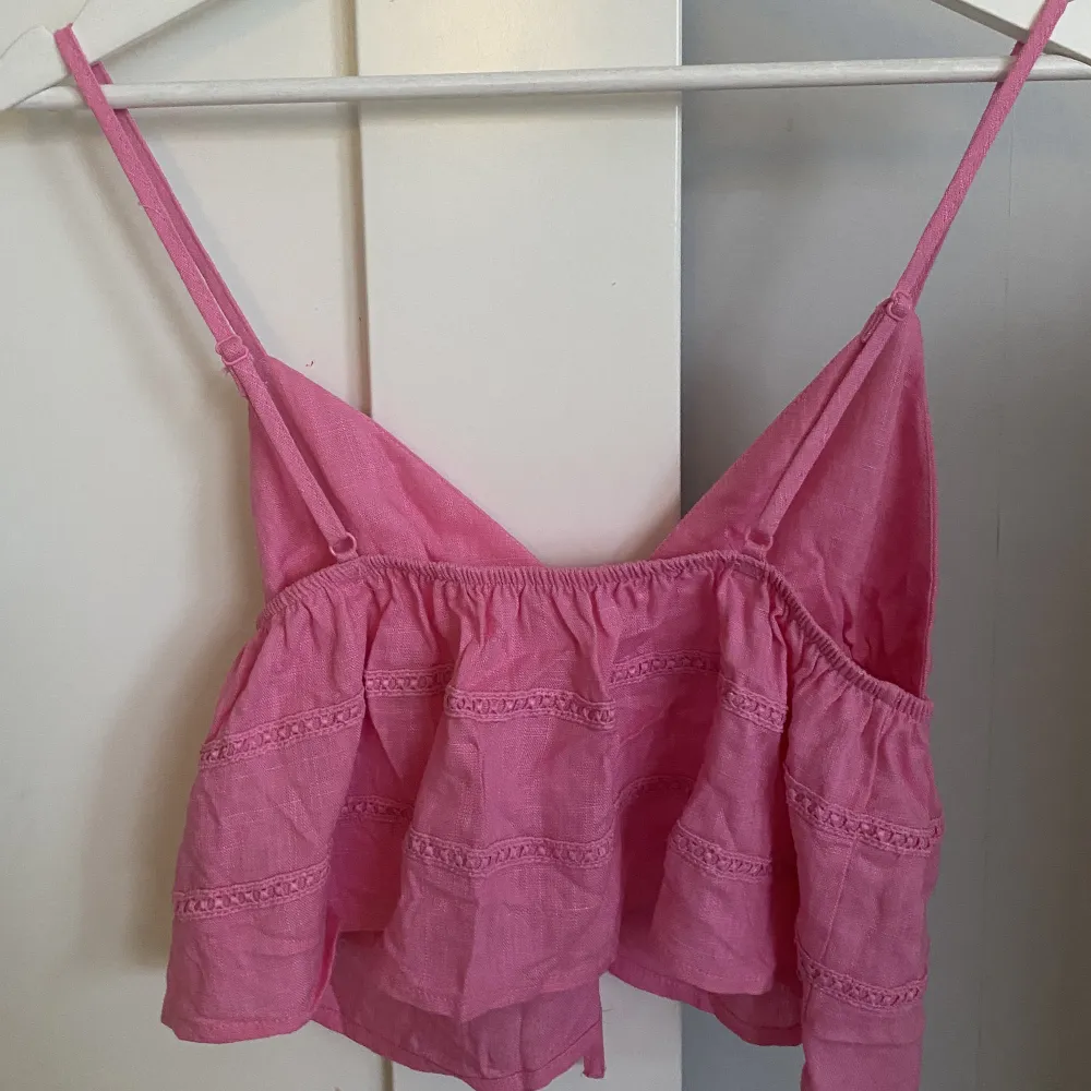 Så gulligt rosa linne som man knyter ihop där fram. Från Shein och stl XS. Aldrig använt💕💕. T-shirts.