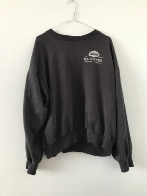 Svart vintage sweat - Säljer en svart vintage sweat med en riktigt najs boxy fit. Bra skick, bara använd.
