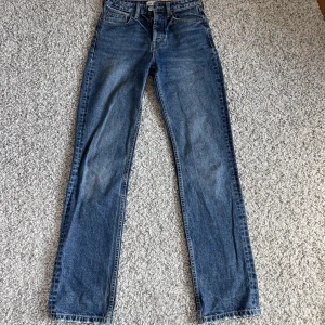 Zara jeans - Midwaist jeans ifrån Zara! I bra skick men har tyvärr blivit för små för mig som har storlek 36 i jeans. Inköpta för 400 kr💗