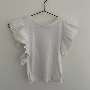 Söt topp - Säljer denna gulliga topp från zara som aldrig kommit till användning! Använt endast 1 gång!🫶🏻