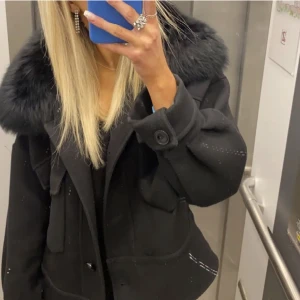 Meotine jacka - Säljer nu min fina meotine jacka som jag köpte i höstas, den är i jätte bra skick, fråga om bilder och passar perfekt till hösten som är påväg in❤️🙌👌🏻köptes för 2800!