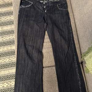Ett par nästan oanvända japanska jeans från issey Miyake från 2000 talet 