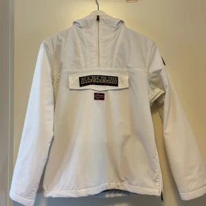 Napapijri jacka  - Mycket fin vinterjacka, anorak, med blixtlås i ena sidan. Litet märke på ena ärmen, se bild. Märke:Napapijri  Storlek:162 Nypris:1800 Djur och rökfritt hem.
