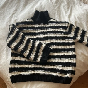 Stickad tröja  - Stickad tröja från H&M. Storlek S. Så fin och i bra skick. Köp direkt för 100kr i appen